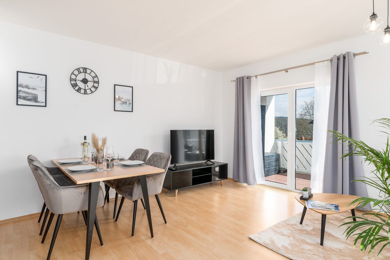 Ferienwohnung Edersee, Essbereich mit Esstisch, Smart-TV und Terrassenzugang