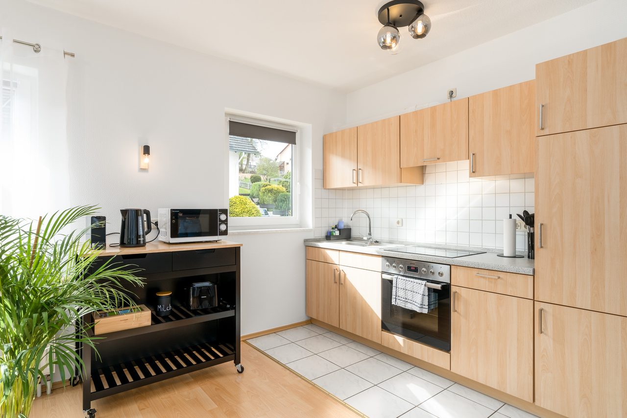 Ferienwohnung Edersee, voll ausgestattete Küche mit Ofen und Kaffeemaschine