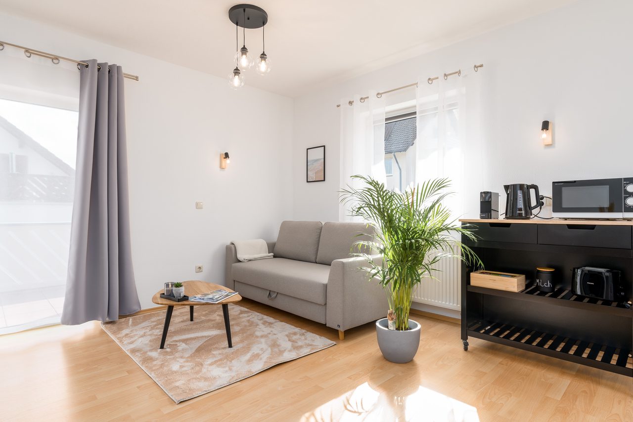 Ferienwohnung Edersee, Wohnbereich mit Sofa und Kaffeestation