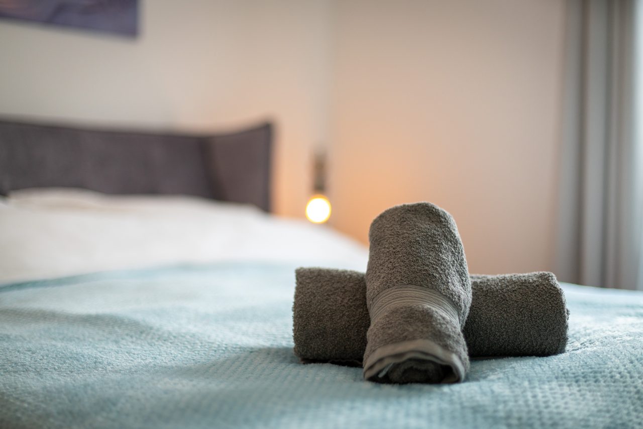 Ferienwohnung Edersee, frische Handtücher auf dem Bett bereitgelegt