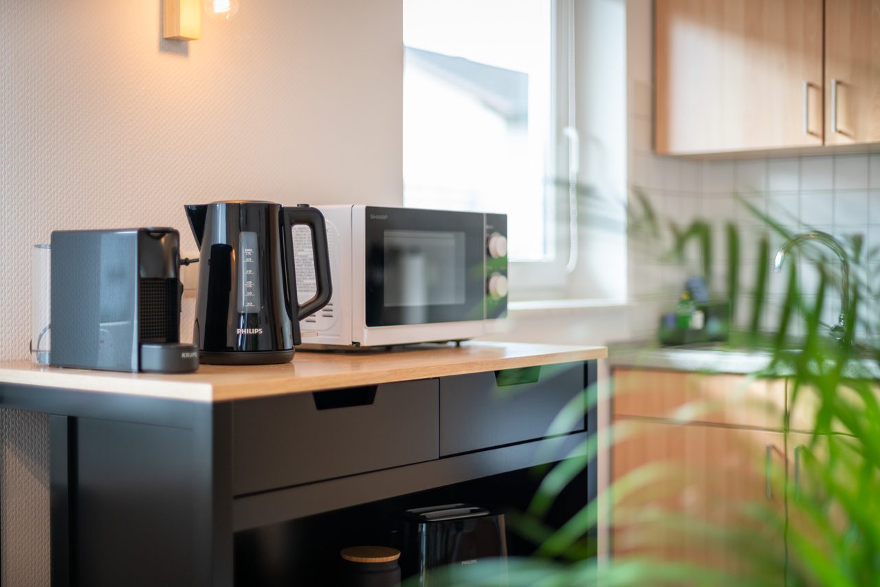 Ferienwohnung Edersee, Kaffeemaschine, Wasserkocher und Mikrowelle in der Küche