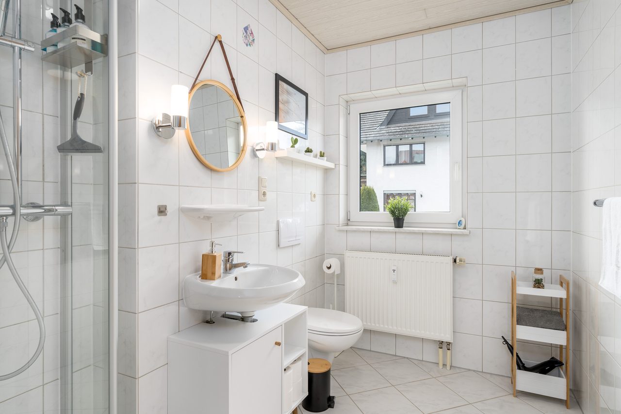 Ferienwohnung Edersee, modernes Bad mit ebenerdiger Dusche und Fenster