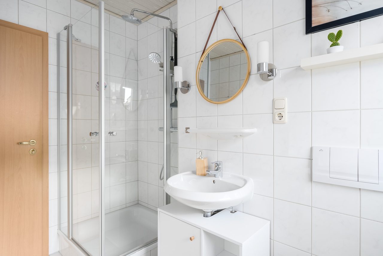 Ferienwohnung Edersee, Badezimmer mit Waschbecken und Dusche
