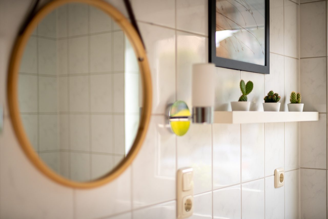 Ferienwohnung Edersee, Badspiegel mit dekorativen Details