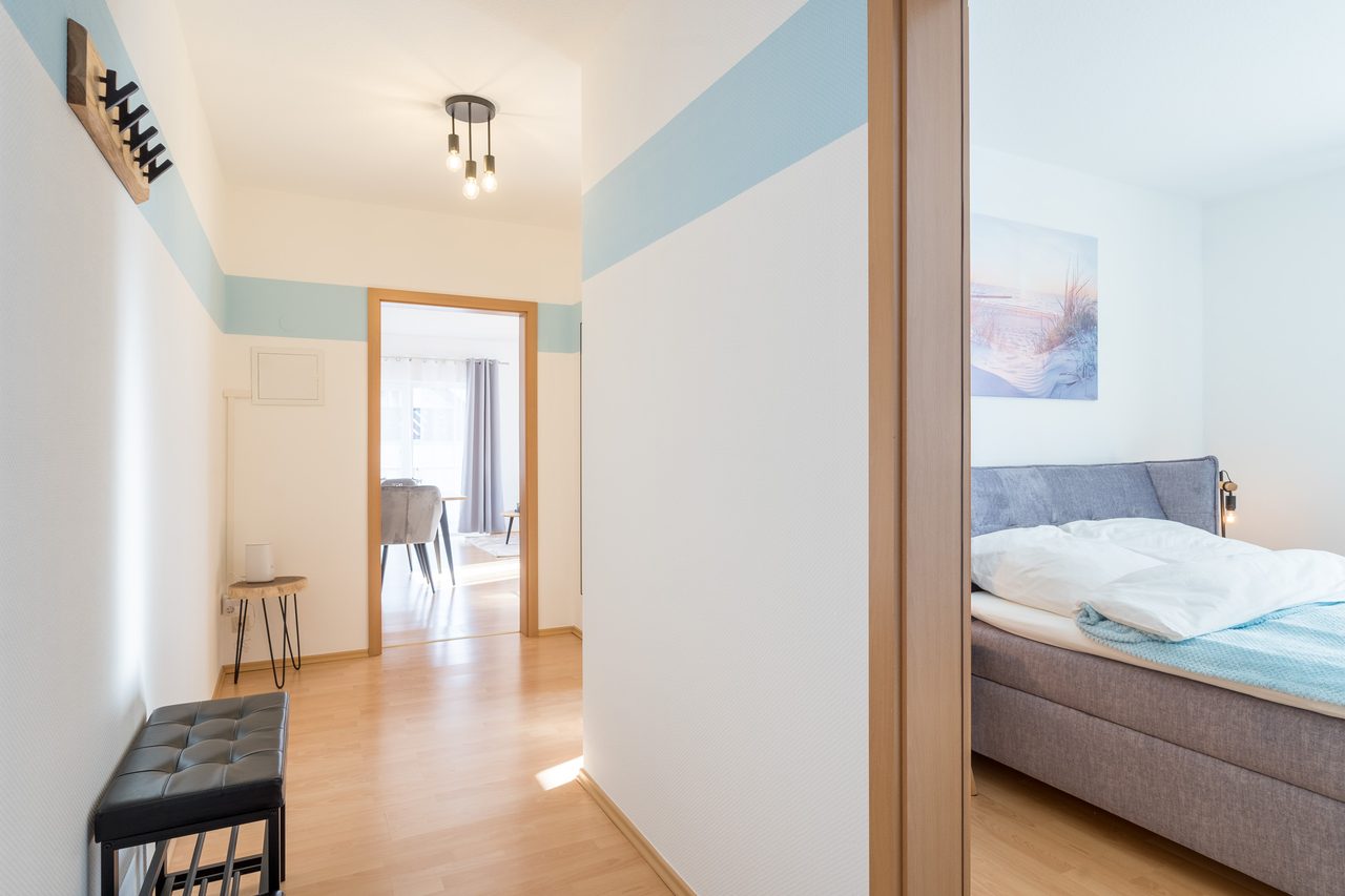 Ferienwohnung Edersee, heller Eingangsflur mit Blick in die Räume