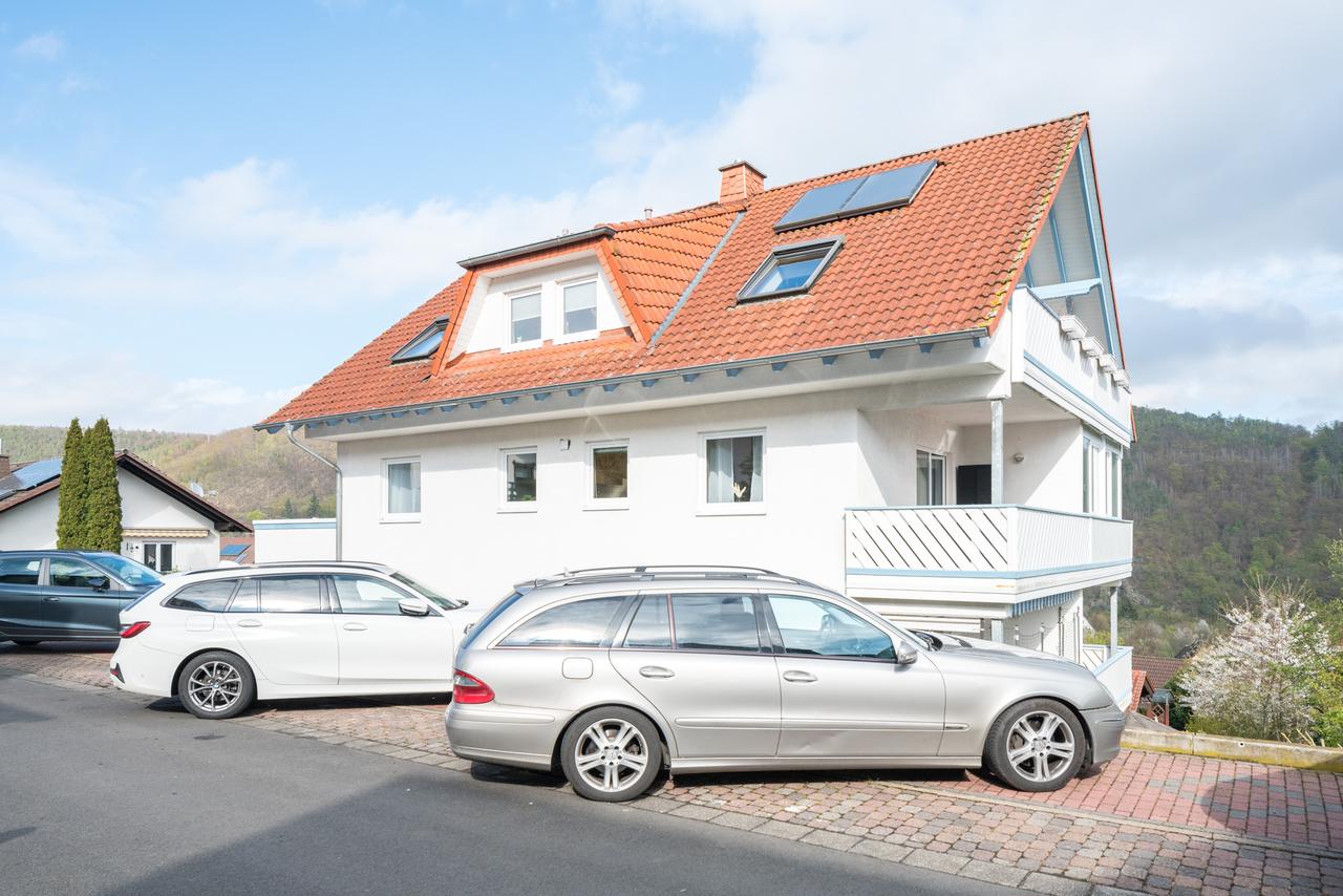 Ferienwohnung Edersee, Hausansicht mit eigenem Parkplatz, nahe dem See