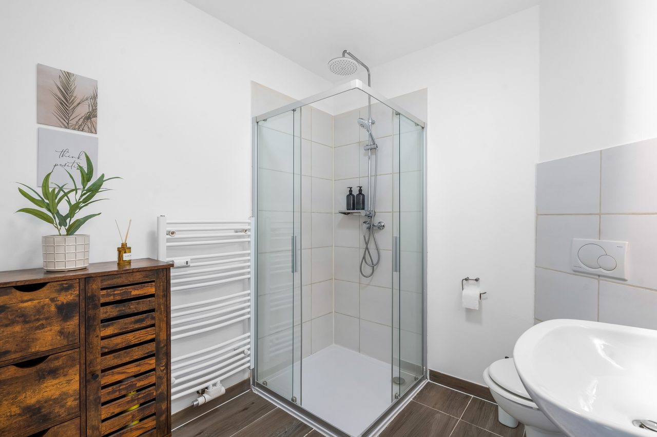 Modernes Bad mit ebenerdiger Eckdusche