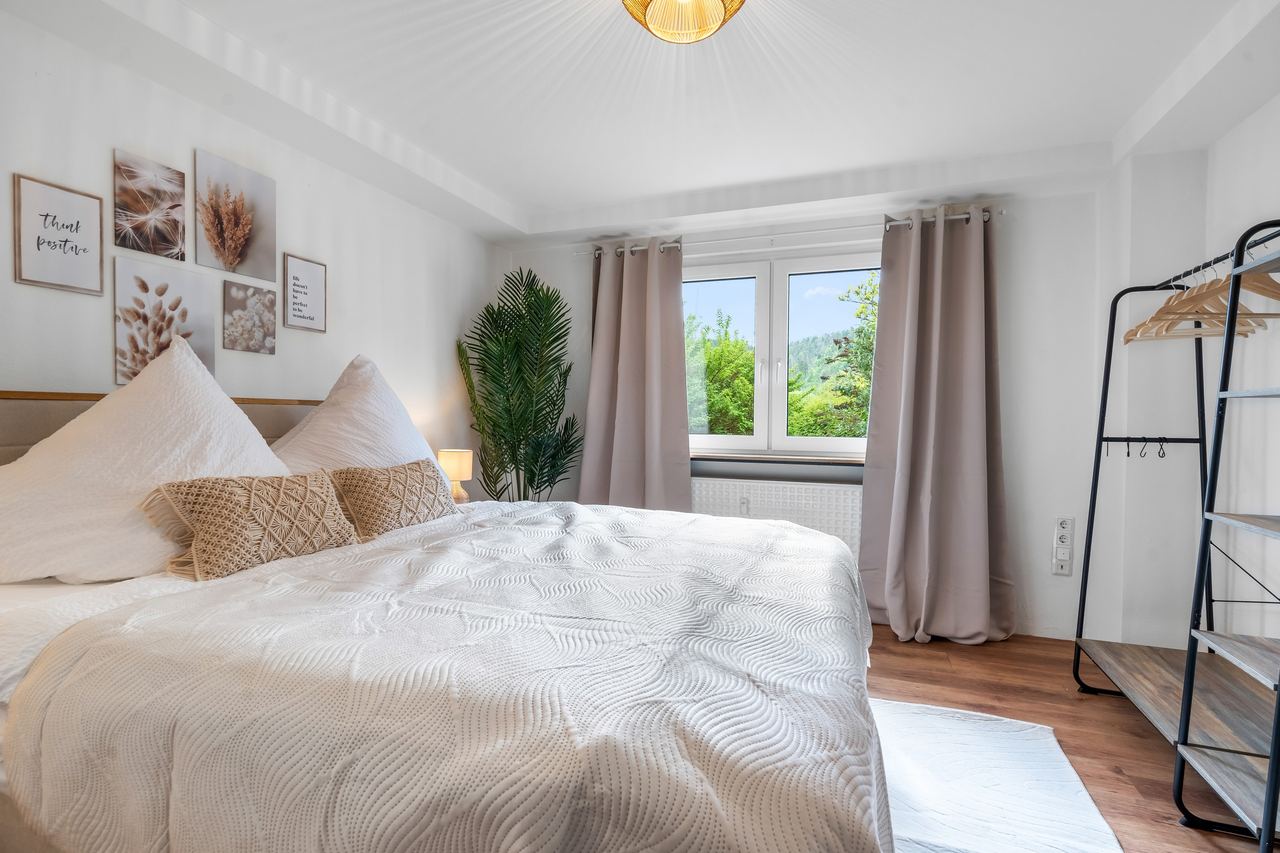 Gemütliches zweites Schlafzimmer mit Doppelbett
