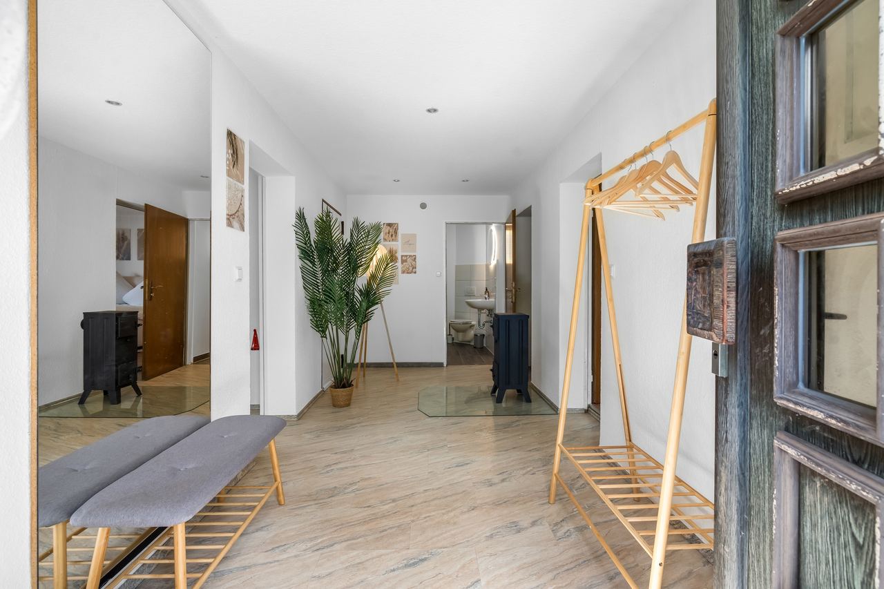 Heller Flur mit Garderobe