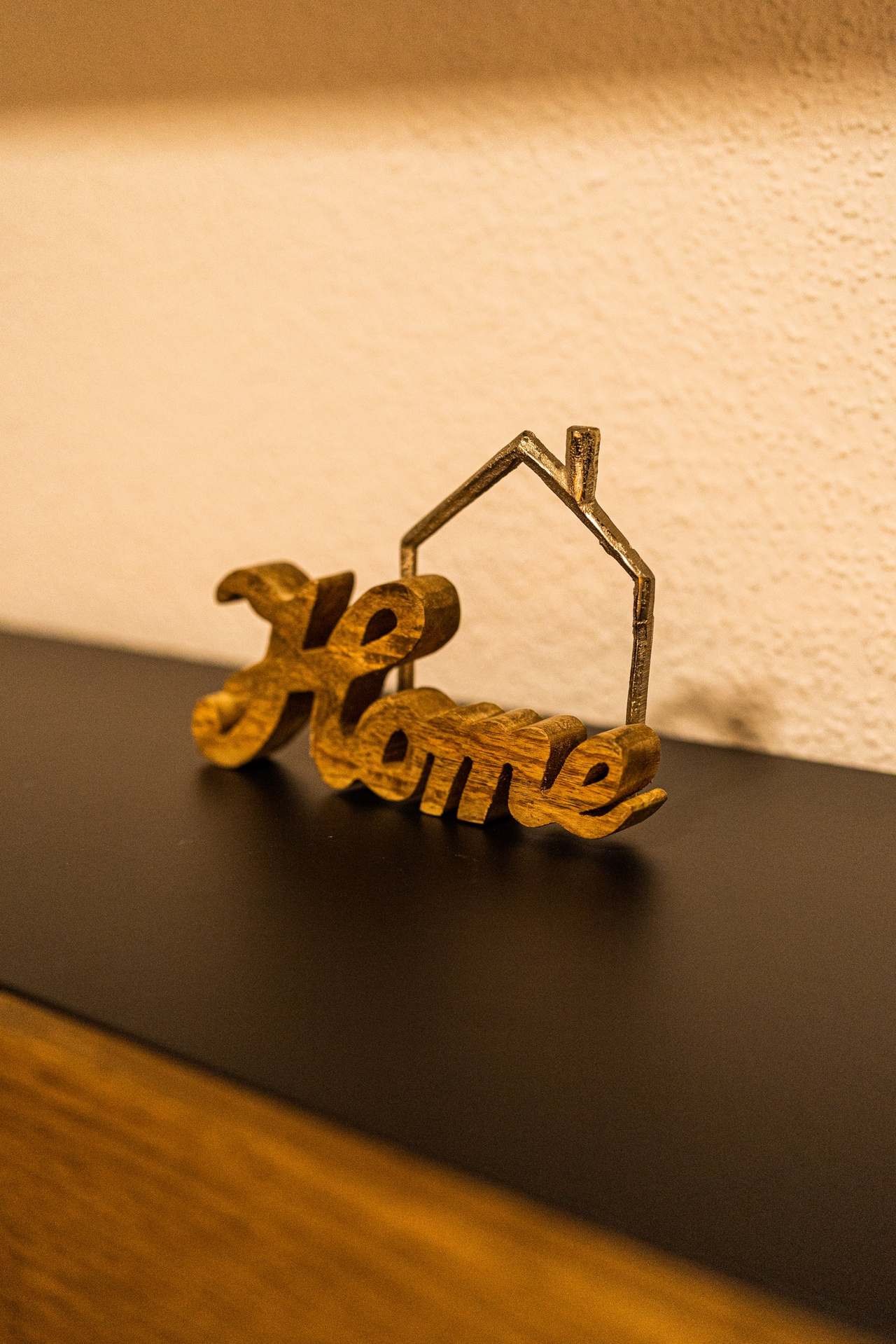 Dekoration mit Home-Schriftzug auf einer dunklen Ablage