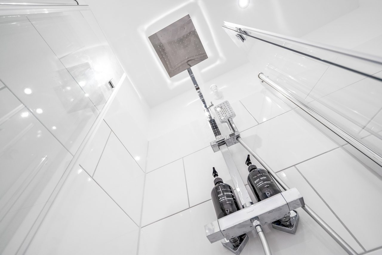 Dusche mit Regenbrause und Pflegeprodukten von unten gesehen