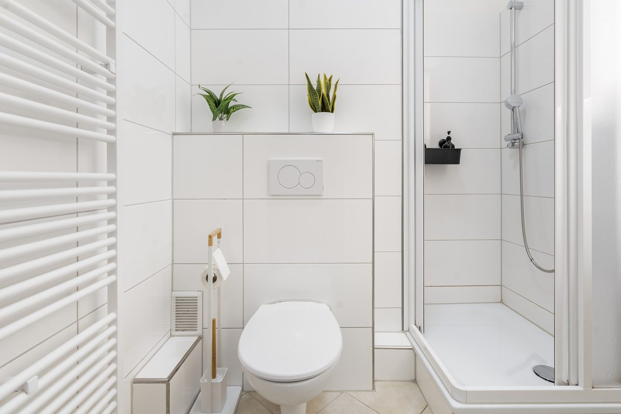 Badezimmer mit Dusche, Wand-WC und Handtuchheizkörper