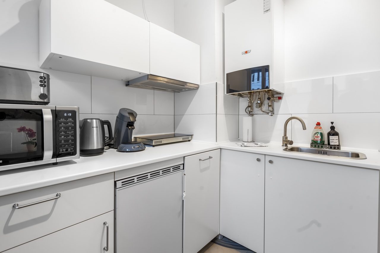 Küchenzeile mit Mikrowelle, Wasserkocher und Kaffeemaschine