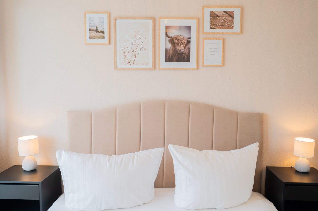 Ferienwohnung Nordseeküste Cuxhaven, helles Schlafzimmer mit Doppelbett