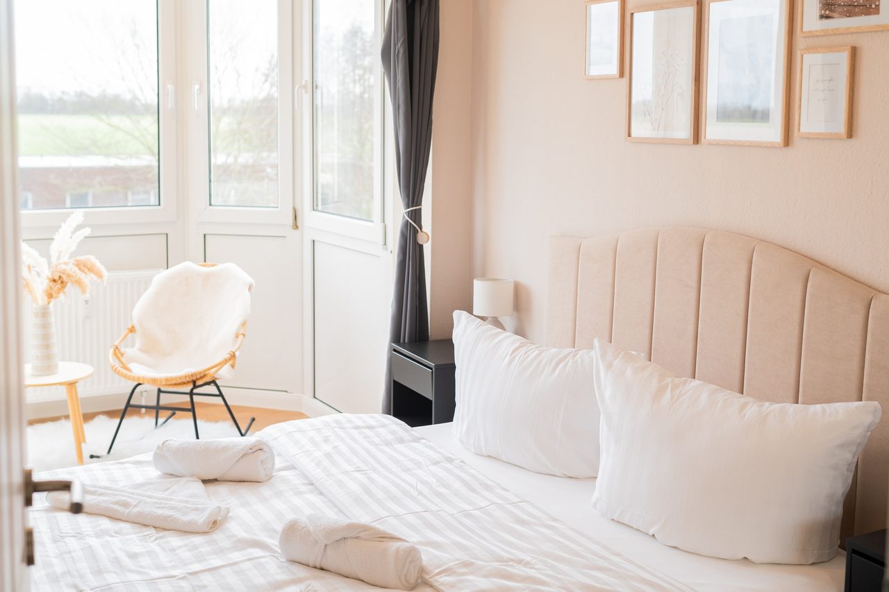 Ferienwohnung Nordseeküste Cuxhaven, helles Schlafzimmer mit Doppelbett, Bild 6