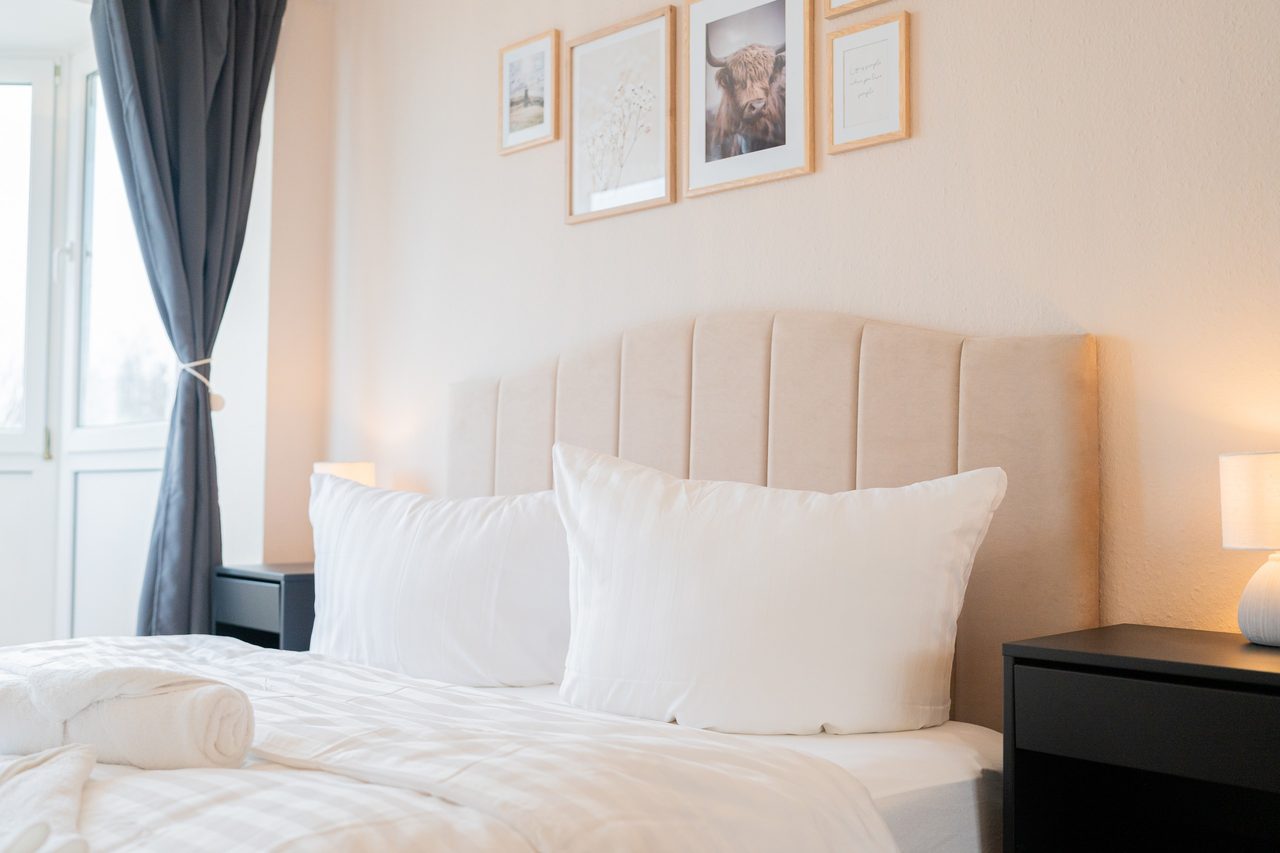 Ferienwohnung Nordseeküste Cuxhaven, helles Schlafzimmer mit Doppelbett, Bild 8