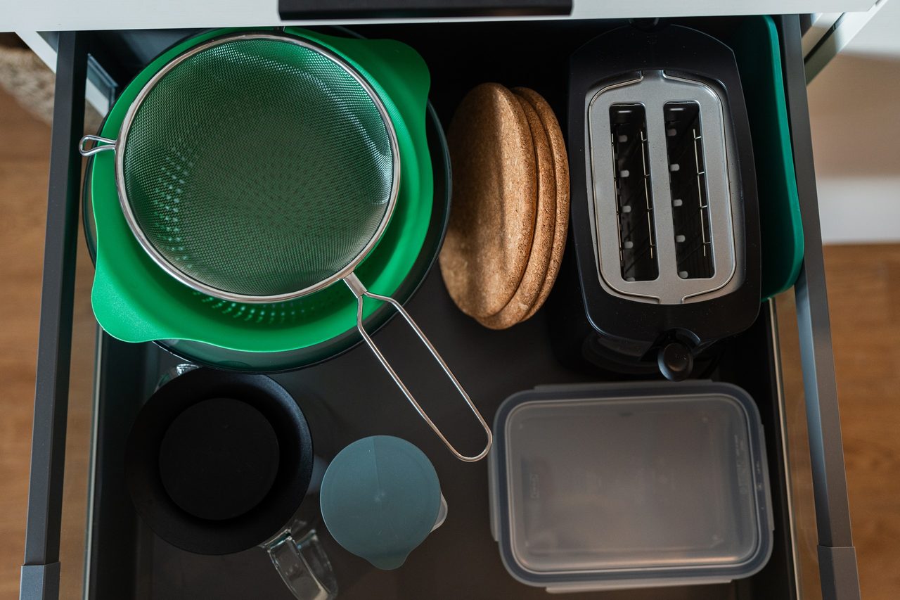 Schublade mit Sieb, Toaster und Frischhaltedose von oben