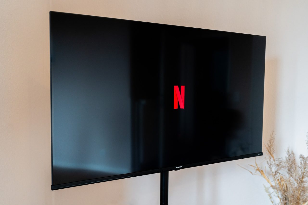 Fernseher mit Netflix Logo auf einem Ständer