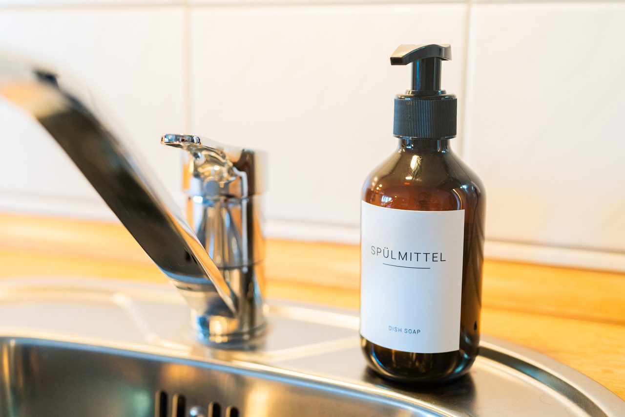 Spüle mit Chromarmatur und brauner Spülmittelflasche