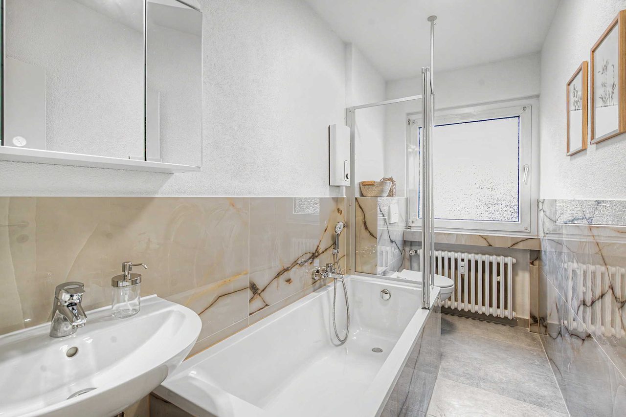 Ferienwohnung Essen, modernes Badezimmer mit Dusche
