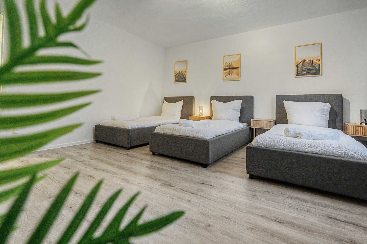 Ferienwohnung Essen, Schlafzimmer mit bequemen Betten und Nachttischlampen