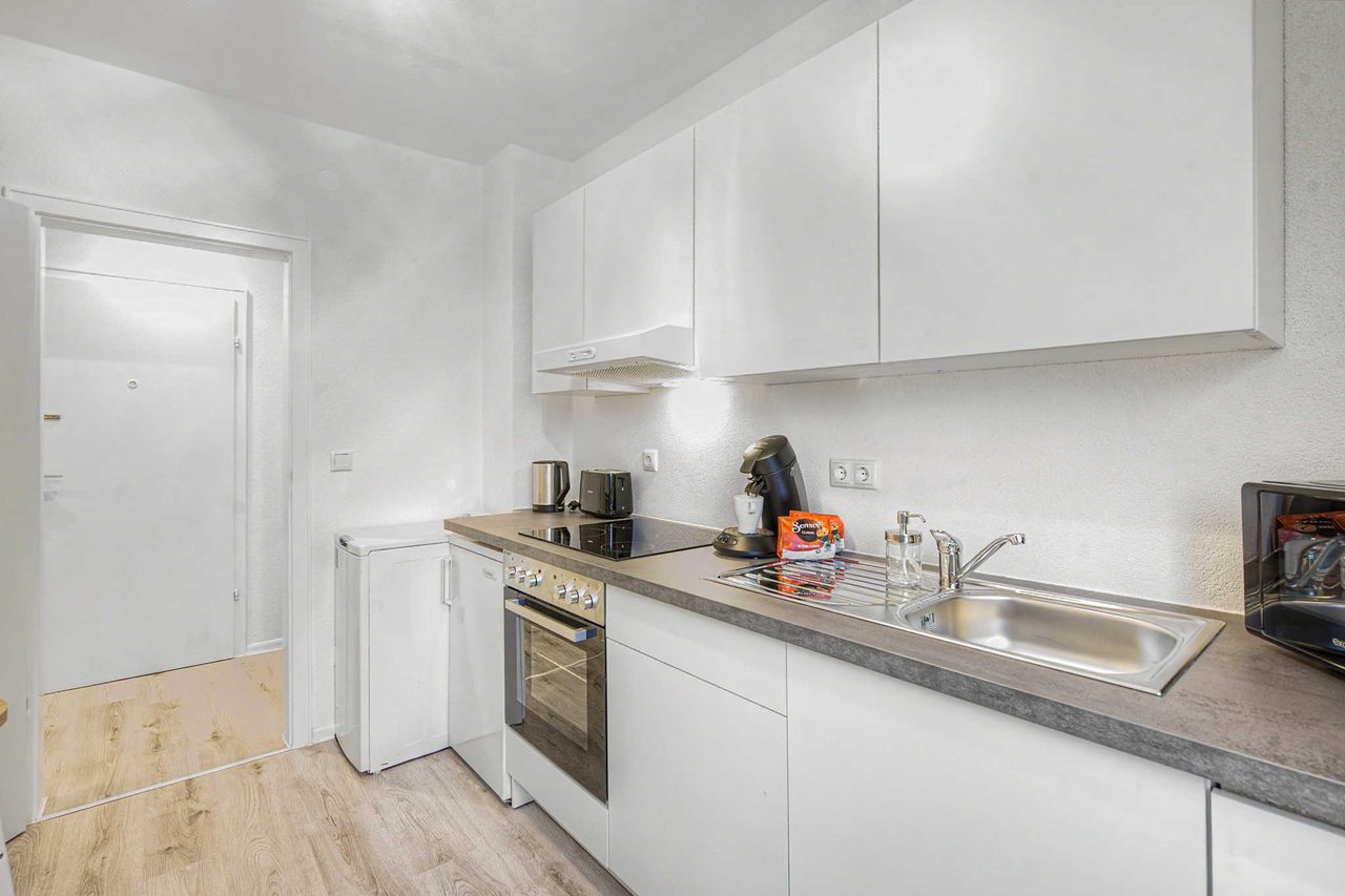Ferienwohnung Essen, voll ausgestattete Küche mit Herd, Kühlschrank und Essplatz