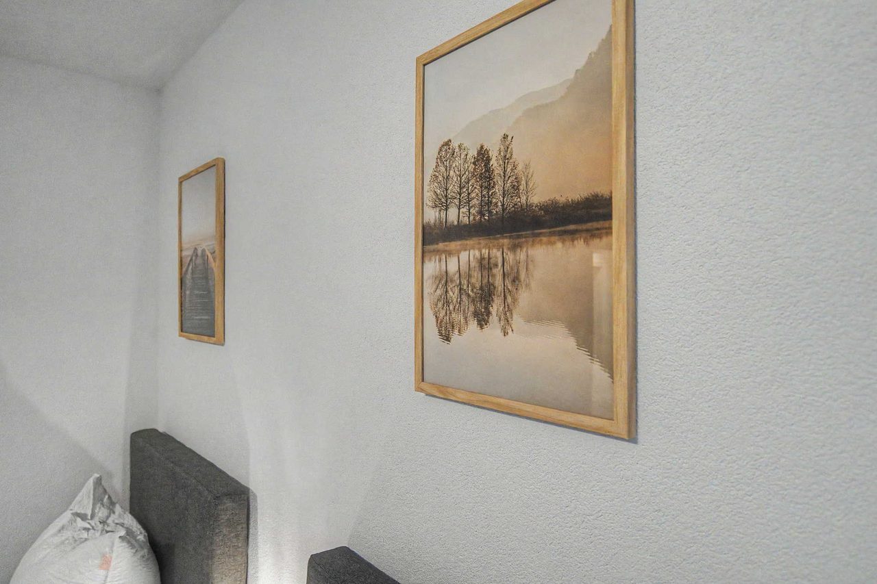Ferienwohnung Essen, Schlafzimmer mit bequemen Betten und Nachttischlampen, Bild 10