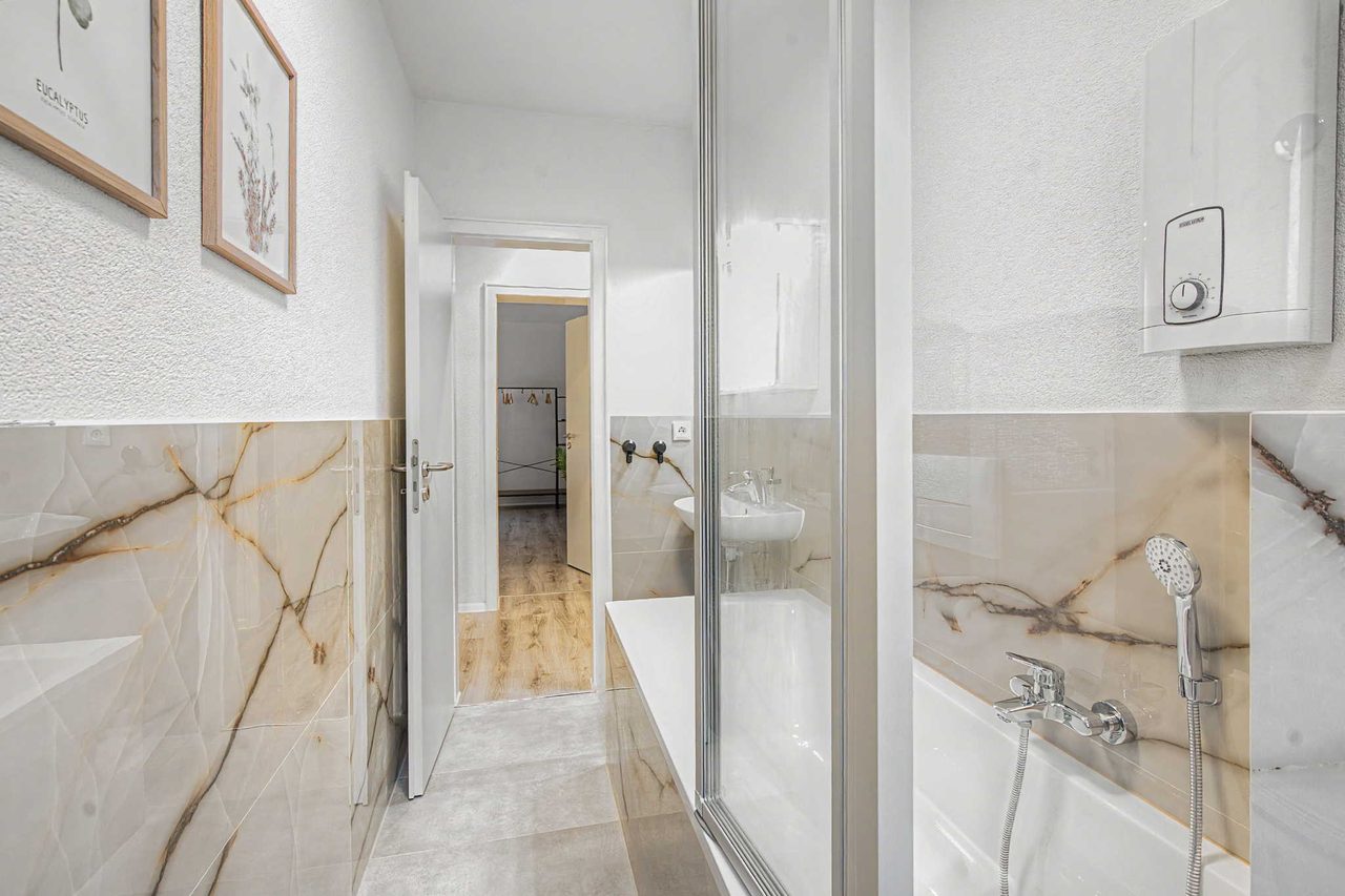 Ferienwohnung Essen, helles Tageslicht-Bad mit Waschbecken und Dusche