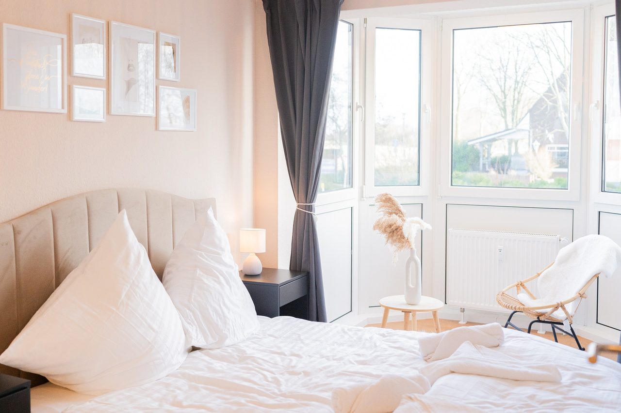 Ferienwohnung Nordseeküste Cuxhaven, helles Schlafzimmer mit Doppelbett