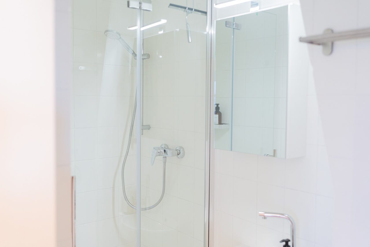 Ferienwohnung Nordseeküste Cuxhaven, modernes Bad mit Dusche