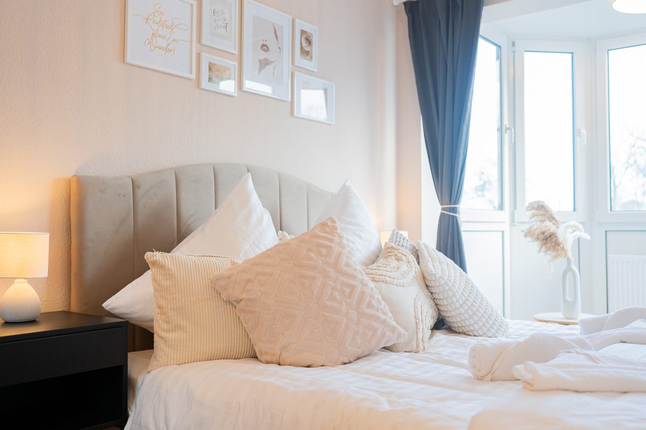Ferienwohnung Nordseeküste Cuxhaven, helles Schlafzimmer mit Doppelbett, Bild 6