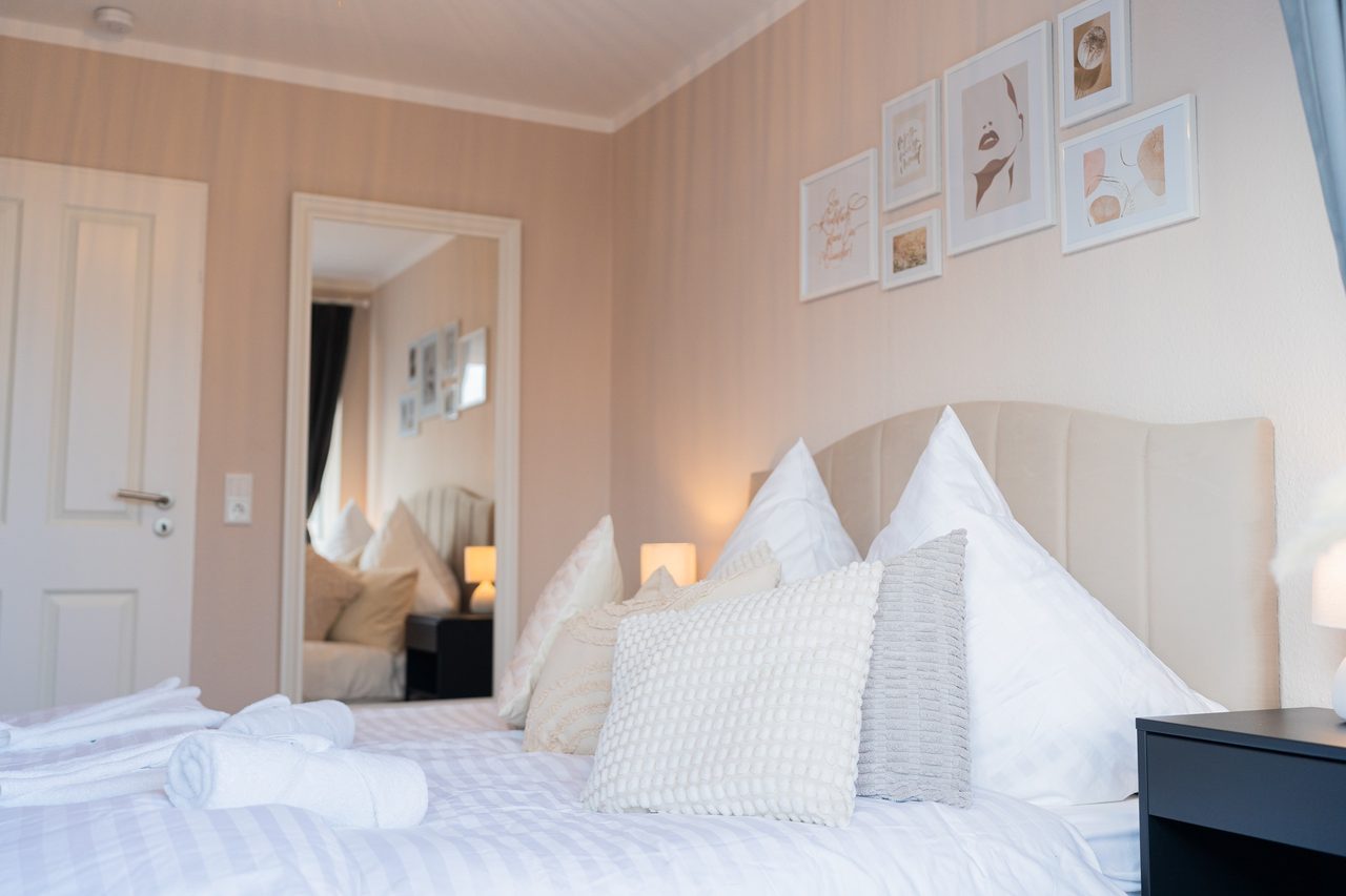 Ferienwohnung Nordseeküste Cuxhaven, helles Schlafzimmer mit Doppelbett, Bild 8
