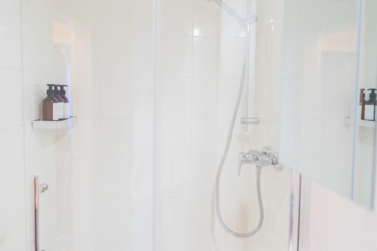 Ferienwohnung Nordseeküste Cuxhaven, modernes Bad mit Dusche, Bild 12