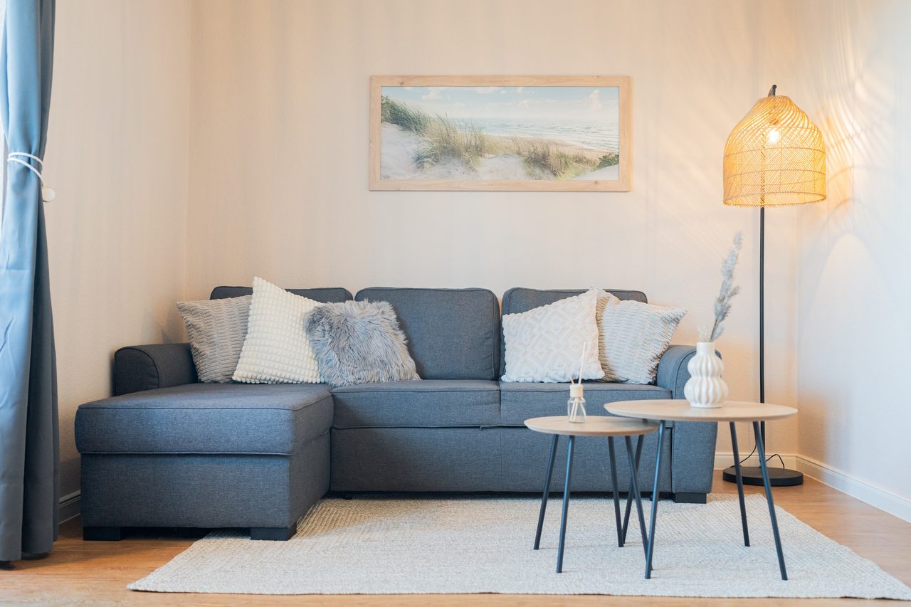 Ferienwohnung Nordseeküste Cuxhaven, gemütlicher Wohnbereich mit Sofa, Bild 15