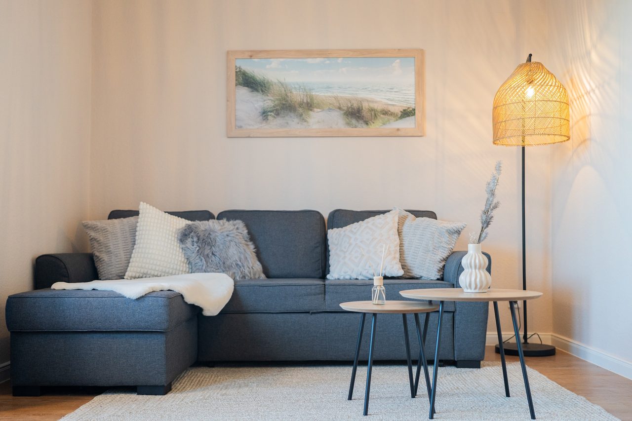 Ferienwohnung Nordseeküste Cuxhaven, gemütlicher Wohnbereich mit Sofa, Bild 16