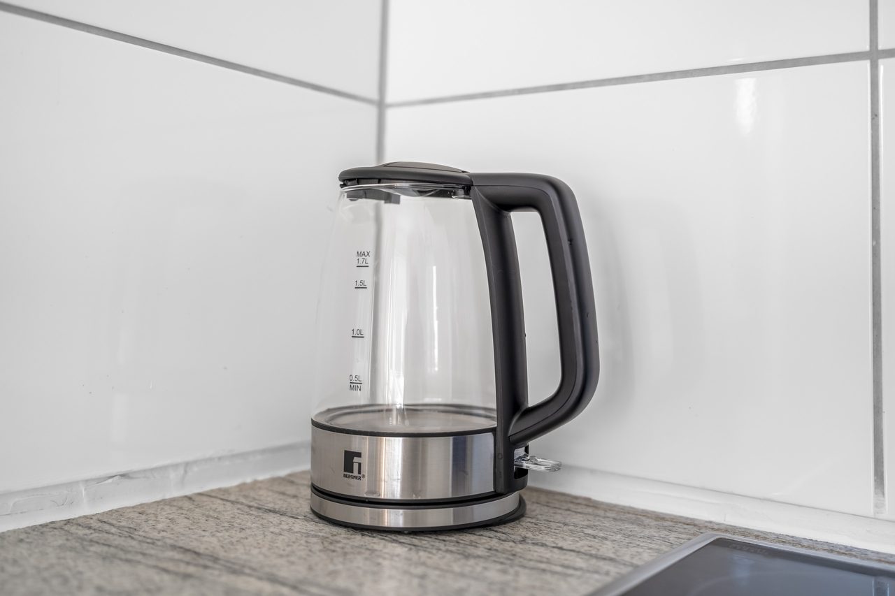 Wasserkocher aus Glas auf einer Arbeitsplatte