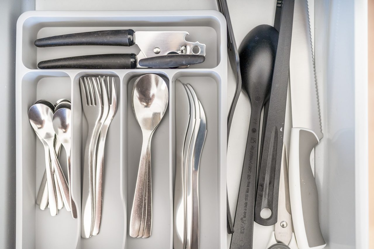 Besteckschublade mit Löffeln, Gabeln, Messern und Küchenhelfern