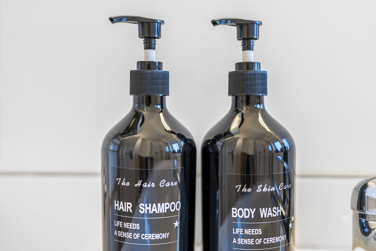 Zwei Spenderflaschen für Shampoo und Duschgel