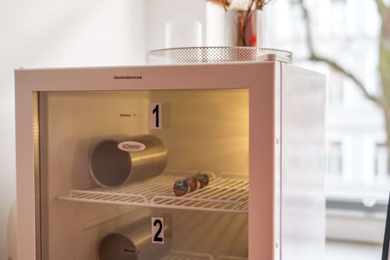 Kleiner Kühlschrank mit Glastür und Getränkedosen