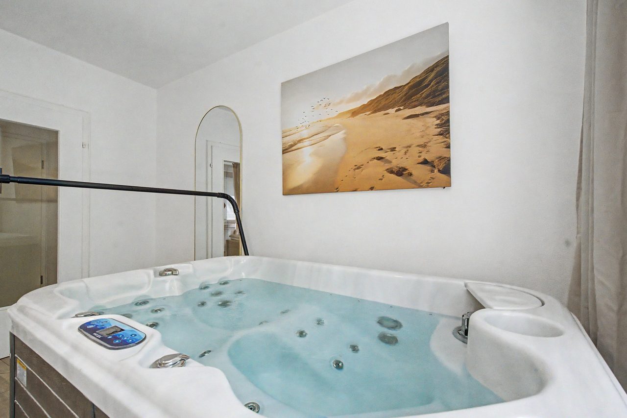 Whirlpool mit Wasser vor einem Bild mit Sanddünen