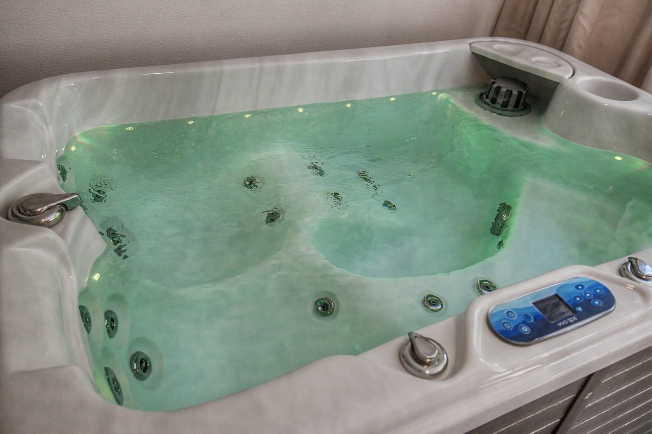 Beleuchteter Whirlpool mit Düsen und Bedienfeld