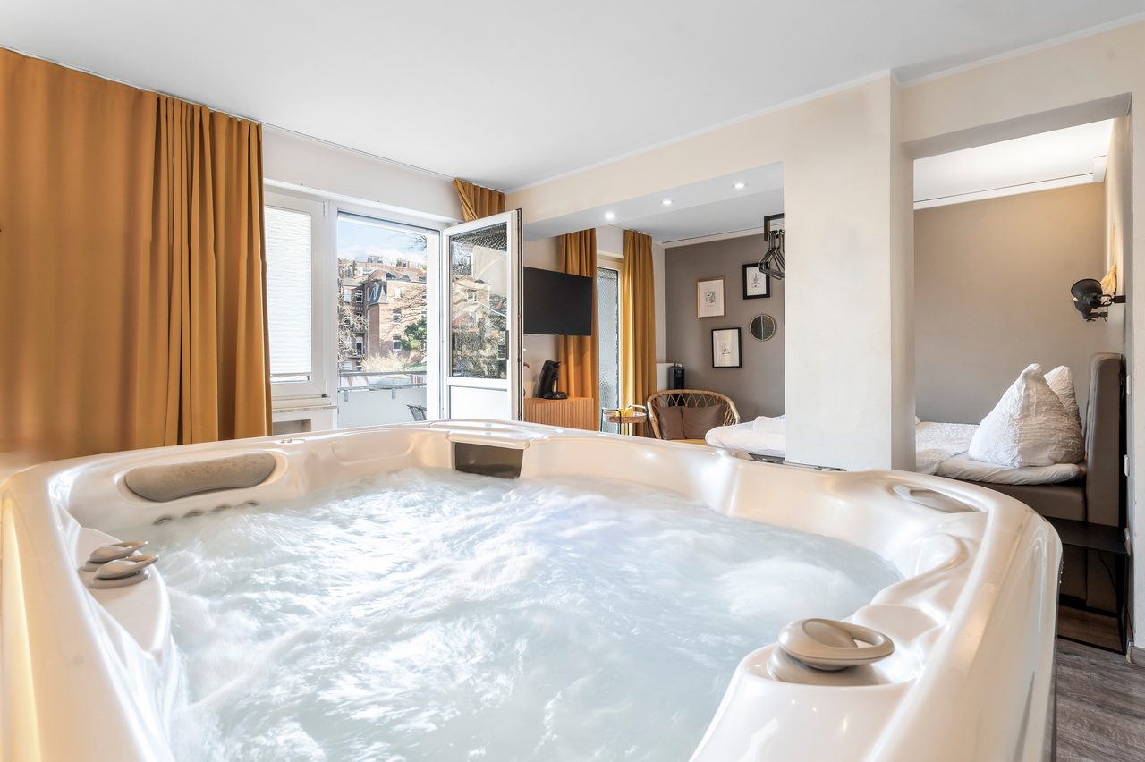Unterkunft Köln mit Whirlpool & Balkon