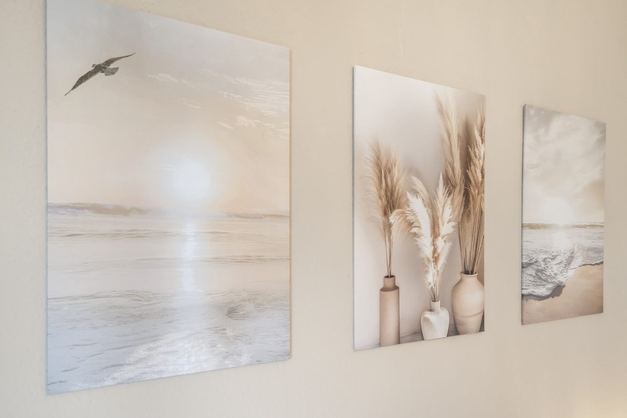 Drei Wandbilder mit Meer und Pampasgras